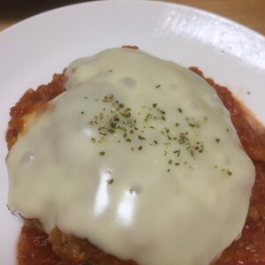 豚肉ハンバーグチーズのせトマトソース